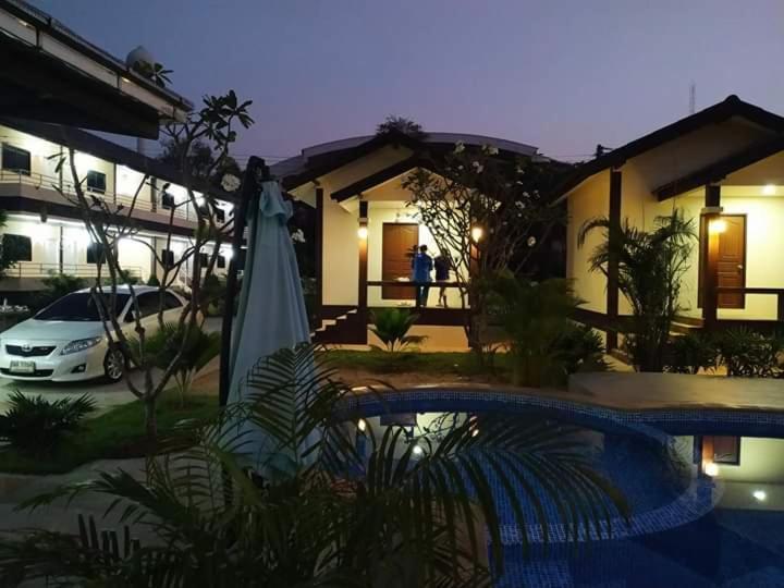 Sunray Guesthouse สุนันท์บ้านพักริมคลอง Uthai Thani Exterior foto
