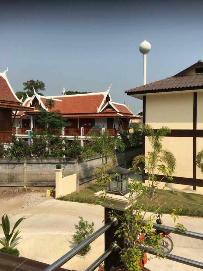 Sunray Guesthouse สุนันท์บ้านพักริมคลอง Uthai Thani Exterior foto